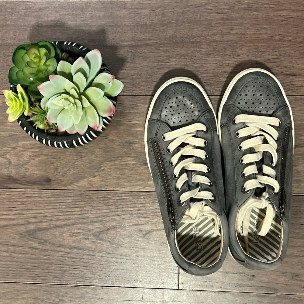 Taos Gray Women’s Sneaker | Size 6 | EXCELLENT condition